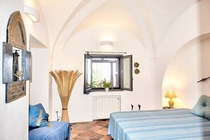 3 bedrooms, desk, bed sheets