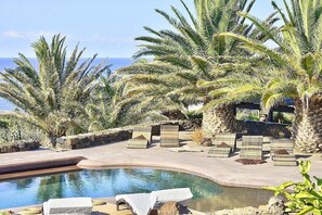 Pool - Villa Meriggio C: A characteristic and welcoming dammuso with the fascination of the typical and ancient houses of the island. (Pantelleria)