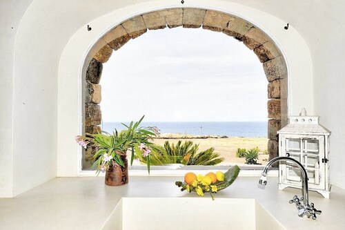 Villa Meriggio C: A characteristic and welcoming dammuso with the fascination of the typical and ancient houses of the island.