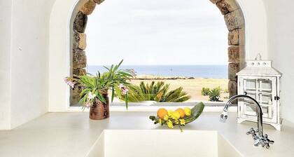 Villa Meriggio C: A characteristic and welcoming dammuso with the fascination of the typical and ancient houses of the island.