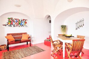 Dining - Villa Meriggio C: A characteristic and welcoming dammuso with the fascination of the typical and ancient houses of the island. (Pantelleria)