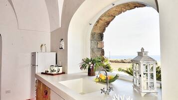 KĂŒhlschrank, Herdplatte, Wasserkocher mit Kaffee-/Teezubehör