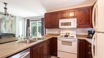 KĂŒhlschrank, Mikrowelle, Ofen, Herdplatte