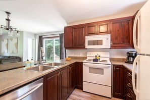 Frigorífic, microones, forn i placa de cuina 