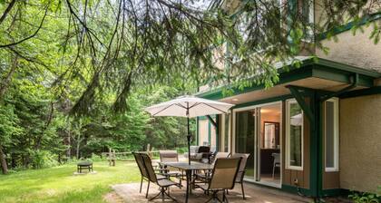 Townhouse on the Golf w/ Pool Access -Aiglon 1717