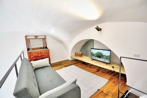 TV - Casa Fioretta: A graceful two-story apartment situated at a short distance from the beach, with Free WI-FI. (Vietri sul mare)