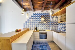 Kühlschrank, Mikrowelle, Herdplatte, Geschirrspüler