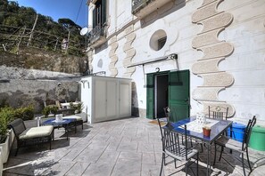 Outdoor dining - Casa Fioretta: A graceful two-story apartment situated at a short distance from the beach, with Free WI-FI. (Vietri sul mare)