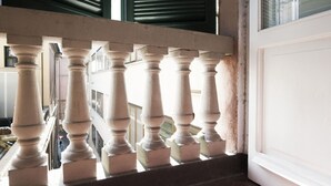 A balcony with balustrades and a door. - UR-NEST Monte Grappa (Bologna)