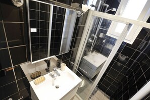 Bathtub, free toiletries, hair dryer, towels