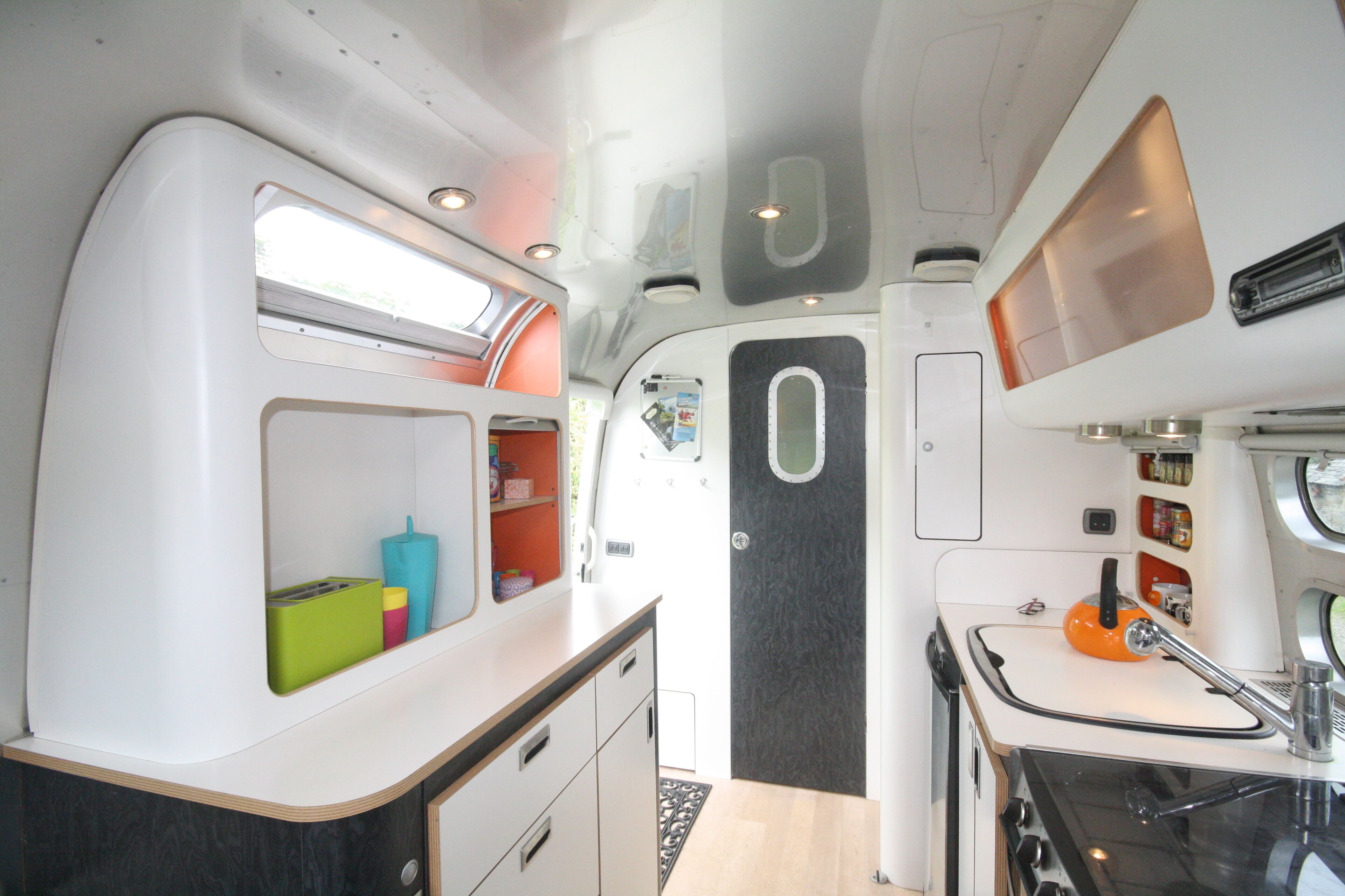 Fridge, oven, stovetop, electric kettle
