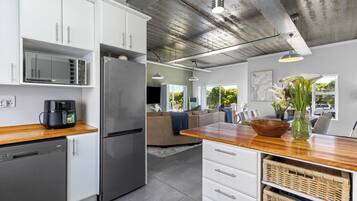 Apartment (3 Bedrooms) | Dapur peribadi | Ketuhar, cerek elektrik, pembakar roti