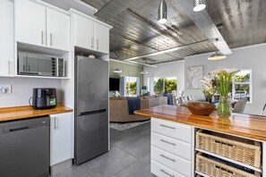 Apartamento (3 Bedrooms) | Cozinha privada | Fogão, chaleira elétrica, torradeira