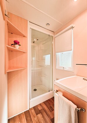 Shower, hair dryer, towels - Maite: Cozy and familiar bungalow (L'Escala)