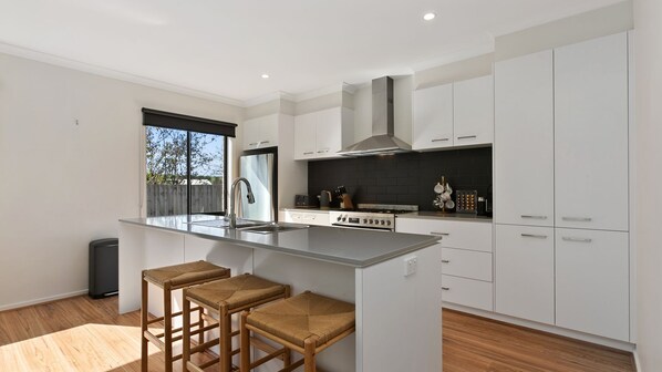 Jääkaappi, mikroaaltouuni, uuni, liesi