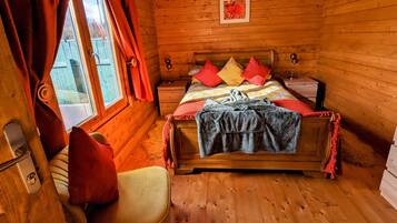 2 bedrooms, travel cot, WiFi, bed sheets