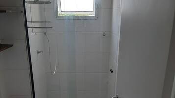 Dusche, Haartrockner, Handtücher, Toilettenpapier