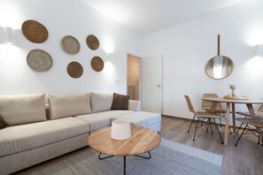 Apartamento superior | Área de estar | Smart TV 43 polegadas com canais a cabo, TV
