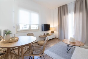 Superior Apartment | In-room dining - Urban Boho apartment in Koukaki (Athens)