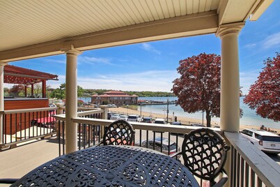 Wrigley Beach House |Great Views of Lake |2nd Floor |Balcony |Steps to Beach & Shopping |Parking