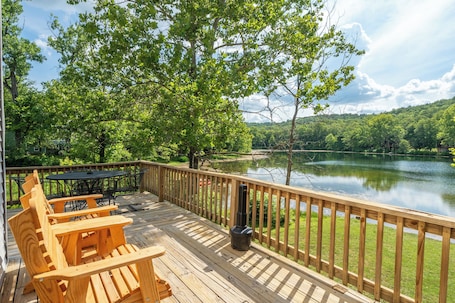 Outdoor dining. Kayaks-Lakefront Home - Kiwanie Lodge West