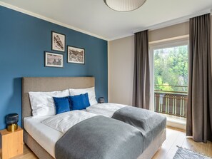 Quarto casal luxo, sacada | Escrivaninha, espaço de trabalho para notebook, Wi-Fi de cortesia