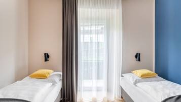 Zweibettzimmer, Balkon | 1 Schlafzimmer, Schreibtisch, laptopgeeigneter Arbeitsplatz