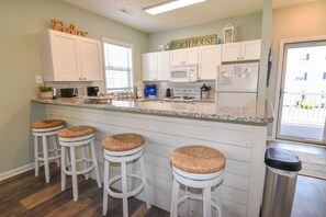 Frigorifero, microonde, forno, piano cottura