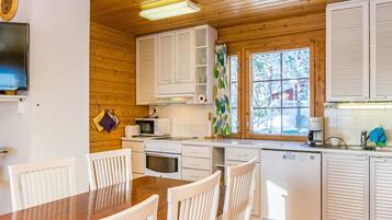 Kühlschrank, Mikrowelle, Geschirrspüler, Kochgeschirr/Geschirr/Besteck