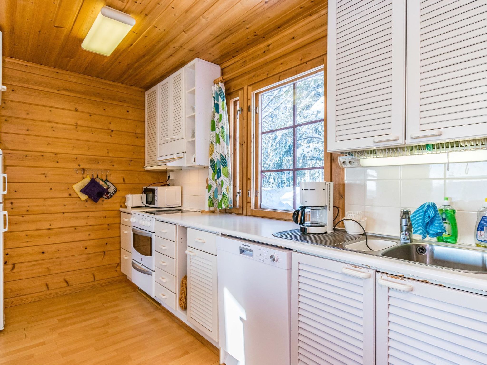 Refrigerador, microondas, lavavajillas y utensilios de cocina 