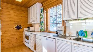 Kühlschrank, Mikrowelle, Geschirrspüler, Kochgeschirr/Geschirr/Besteck