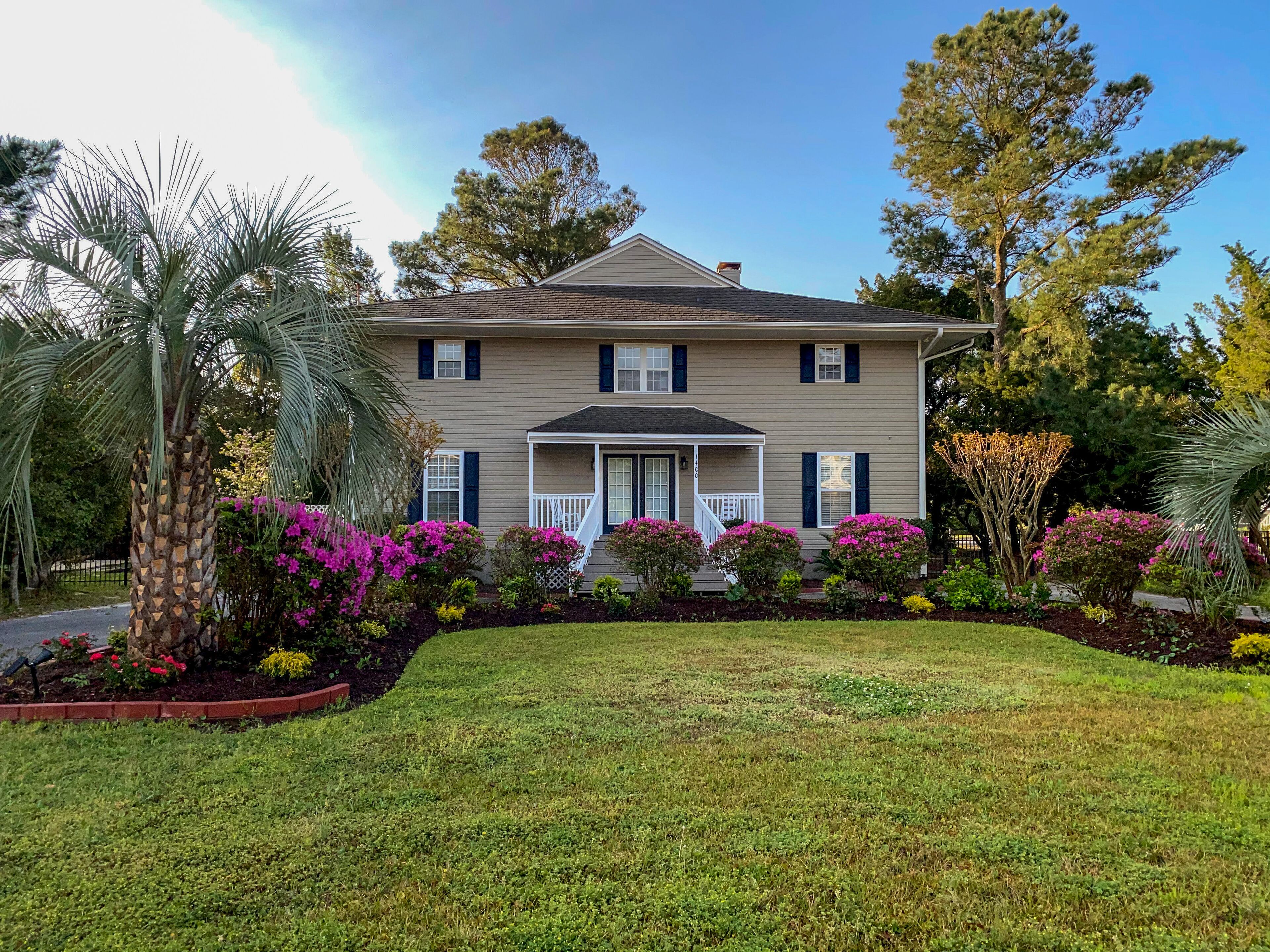 Pet friendly 5 bedroom home. Close to beach. Fenced in yard.