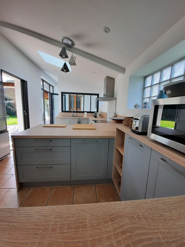 Réfrigérateur, micro-ondes, four, lave-vaisselle