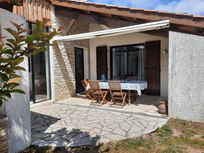 Outdoor dining - Les Amarres belle maison 1.5km de la plage (Saint-Denis-d´Oléron)