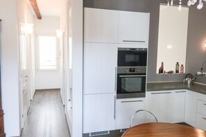 Réfrigérateur, four à micro-ondes, un four, surface de cuisson