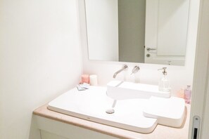 Shower, hair dryer, bidet, towels