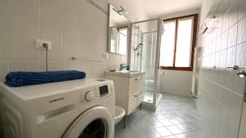 Dusche, Haartrockner, Bidet, Handtücher