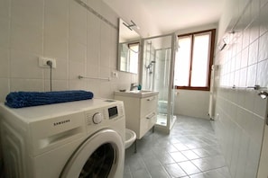 Douche, sĂšche-cheveux, bidet, serviettes fournies