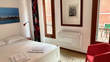 4 habitaciones, tabla de planchar con plancha, wifi y ropa de cama