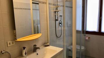 Regadera, secadora de cabello, bidet, toallas