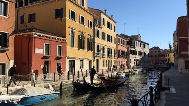 A canal with gondolas and a row of colorful buildings along the water. - Ca'Marin-Canal view and private patio (Venezia)