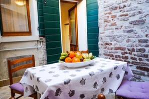 Outdoor dining - Ca'Marin-Canal view and private patio (Venezia)