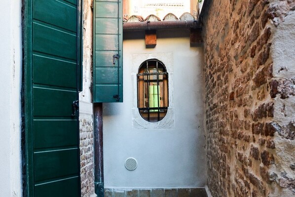 Exterior detail - Ca'Marin-Canal view and private patio (Venezia)