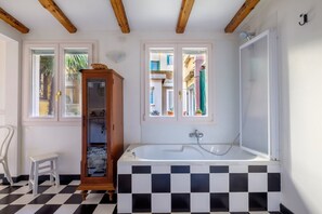 Ensemble baignoire-douche, séchoir à cheveux, bidet