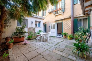 Outdoor dining - Gaffaro - Elegant apt with private patio! Near Santa Margherita square (Venezia)