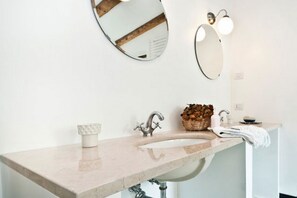 Ensemble douche/baignoire, sèche-cheveux, bidet