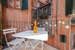Outdoor dining - Maison Valentina-large independent apt near the Biennale with patio and terrace (Venezia)