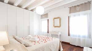 Ein Schlafzimmer mit Bett, Nachttisch und Schreibtisch.