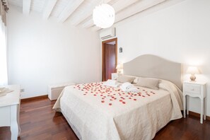 4 habitaciones, tabla de planchar con plancha, wifi y ropa de cama 