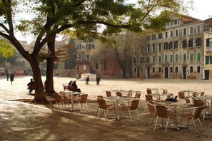 Outdoor dining - Red Rose : Big apartment in an historical palace (Venezia)